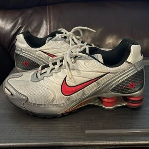 Comfy vintage Nike Shox. Size 7Y equivalent to Women’s 8.5 or Men’s 7.